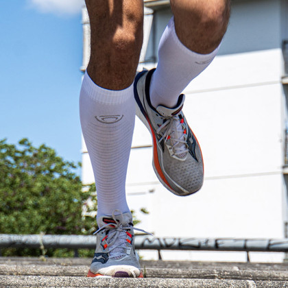 Chaussettes Run Marathon compression blanc/gris