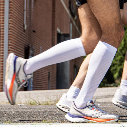 Chaussettes Run Marathon compression blanc/gris